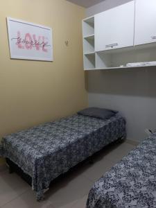 una camera da letto con due letti e un'immagine d'amore di Apartamento Cristo Rei, ótima localização a Teresina