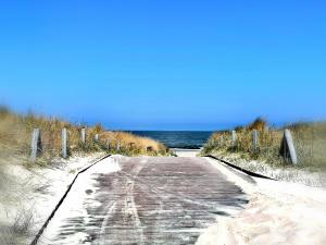 ścieżka przez piasek na plaży w obiekcie "Am Schloonsee" Haus C w mieście Heringsdorf