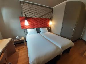 Postel nebo postele na pokoji v ubytování ibis Dole Sud Choisey