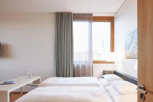 Säng eller sängar i ett rum på Hotel am See