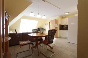 een keuken en eetkamer met een tafel en stoelen bij Ferienwohnung Möwennest in Kühlungsborn