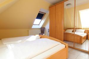 キュールングスボルンにあるFerienwohnung Möwennestの小さなベッドルーム(ベッド1台、鏡付)