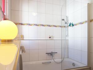 Das Bad ist mit einer Dusche und einer Badewanne ausgestattet. in der Unterkunft Ferienwohnung Waldblick Nr. 17 in Kühlungsborn