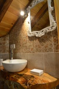 a bathroom with a sink and a mirror on the wall at Casa do Ti João in Sabugueiro