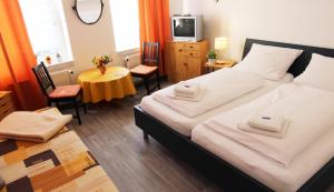 una camera con due letti e un tavolino con un tavolo giallo di Ferienwohnung Familienwohnung a Kröpelin