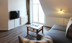 uma sala de estar com um sofá e uma mesa de centro em Ferienwohnung Birgit em Kühlungsborn