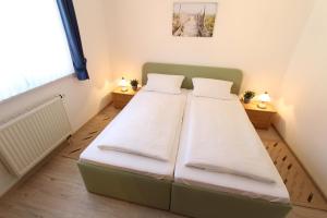 1 Schlafzimmer mit 2 Betten in einem Zimmer in der Unterkunft Ferienwohnung Christine in Kühlungsborn