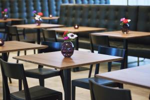 Um restaurante ou outro lugar para comer em Hotel am See