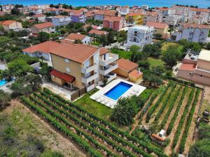 - une vue aérienne sur une maison avec une piscine dans l'établissement Villa Apartments Olivetum, à Kaštela
