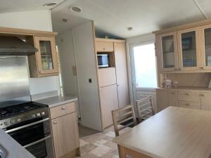 A kitchen or kitchenette at Charming 5-Beds Caravan in beautiful Seton Sands