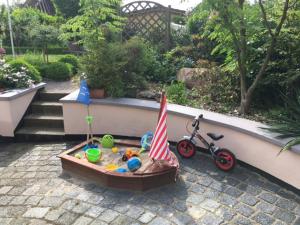 キュールングスボルンにあるFerienwohnung Kornblumeのアメリカ旗とスクーターが入ったおもちゃの砂場