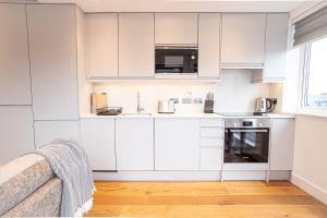 Una cocina o zona de cocina en Two Bed Flat With Wrap Around Terrace Near Legoland, Windsor, Tube Station