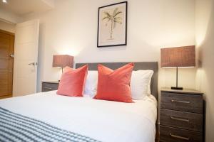 Säng eller sängar i ett rum på Two Bed Flat With Wrap Around Terrace Near Legoland, Windsor, Tube Station