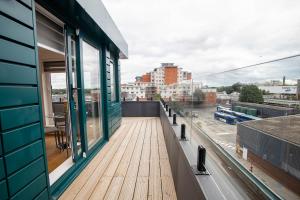 Un balcón o terraza de Two Bed Flat With Wrap Around Terrace Near Legoland, Windsor, Tube Station