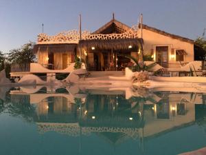 AnkilibeBakuba Lodge - Le petit hôtel du Voyageur的一栋前面有游泳池的房子