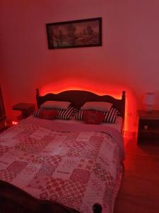 سرير أو أسرّة في غرفة في Dalija Apartment