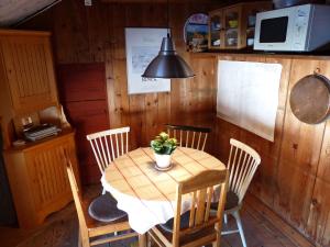 ein hölzernes Esszimmer mit einem Tisch und Stühlen in der Unterkunft Lugnet i Oslättfors in Gävle + 22 Fotos