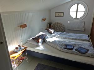 Lugnet i Oslättfors客房内的一张或多张床位