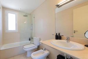 A bathroom at The New Suite Agaete & Parking