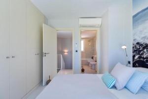 A bed or beds in a room at The New Suite Agaete & Parking