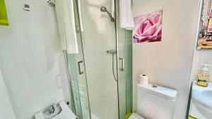 łazienka z prysznicem i toaletą w obiekcie Bulto Carihuela w mieście Torremolinos