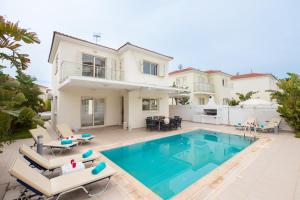 Bazén v ubytování Pernera Holiday Villa 588 nebo v jeho okolí