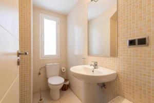 A bathroom at The New Suite Agaete & Parking