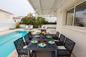Bazén v ubytování Pernera Holiday Villa 588 nebo v jeho okolí