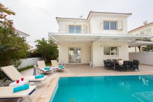 Bazén v ubytování Pernera Holiday Villa 588 nebo v jeho okolí
