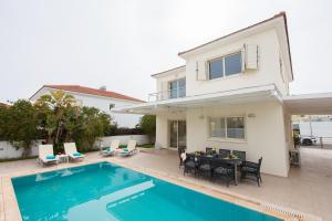Bazén v ubytování Pernera Holiday Villa 588 nebo v jeho okolí