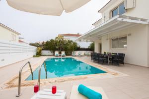Bazén v ubytování Pernera Holiday Villa 588 nebo v jeho okolí