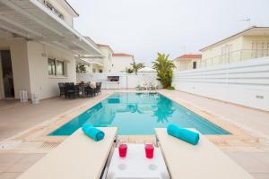 Bazén v ubytování Pernera Holiday Villa 588 nebo v jeho okolí
