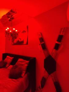 um quarto vermelho com uma cama com um tecto vermelho em Gîte Ange ou Démon, love room, jacuzzi, sauna, spa em Benfeld