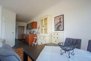 Küche/Küchenzeile in der Unterkunft "Strandhotel Heiligenhafen", Wohnung 126