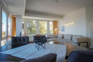 Ein Sitzbereich in der Unterkunft "Strandhotel Heiligenhafen", Wohnung 126