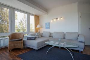 Ein Sitzbereich in der Unterkunft "Strandhotel Heiligenhafen", Wohnung 126