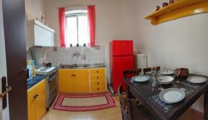 Kuchyň nebo kuchyňský kout v ubytování 1935 home