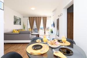 Φαγητό σε αυτό το διαμέρισμα ή κάπου εκεί κοντά