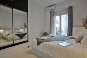 Posteľ alebo postele v izbe v ubytovaní Penthouse & apartments by the Sea airport Airstay