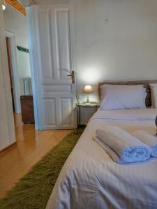 Postel nebo postele na pokoji v ubytování 1935 home