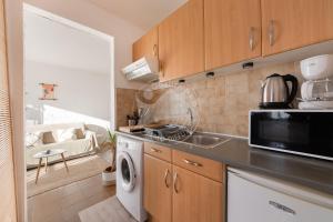 una cucina con lavandino e lavatrice di AS20241 - Studio cabine au Centre Ville a Le Grau-du-Roi
