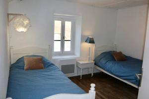 1 Schlafzimmer mit 2 Betten und einem Fenster in der Unterkunft Maison Spacieuse à Boulieu in Courtenay