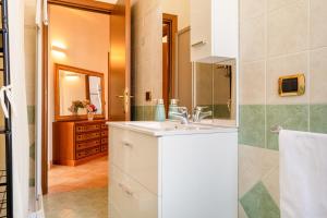 バスティーア・ウンブラにあるCasa del Giardino Bright Apartmentの洗面台と鏡のあるバスルーム +31枚の写真