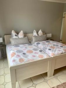 Una cama grande en una habitación con en Apartments am Wasser by Fewo & Zimmer Bruns, en Emden
