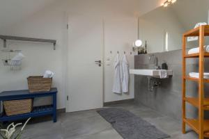 La salle de bains est pourvue d'un lavabo. dans l'établissement Ferienhaus-Luv, à Heiligenhafen 38 autres photos