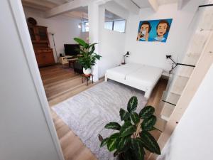 uma sala de estar com um sofá branco e uma mesa em Bed & Breakfast Oude Bakkerij em Rijswijk