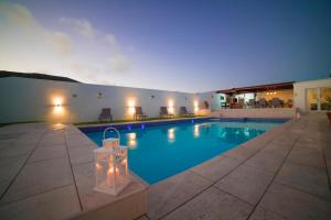 Basen w obiekcie Stunning sea view villa with 6 bedrooms & heated pool - Villa Renaissance lub w pobliżu