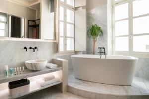 Ένα μπάνιο στο Castro Hotel Syros