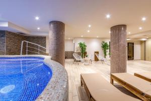 Bazén v ubytování Tino Hotel & SPA nebo v jeho okolí