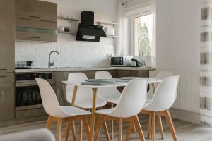 Kuchyňa alebo kuchynka v ubytovaní Apartament z widokiem-Bliżej Zdroju